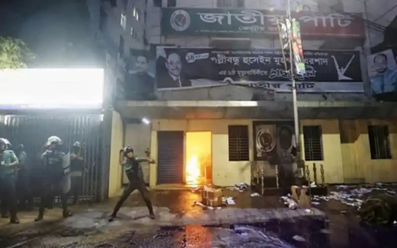 নাশকতামূলক আগুনে কেন্দ্রীয় কার্যালয়ের দরজা পুড়ে গেছে. Channel i News - চ্যানেল আই নিউজ