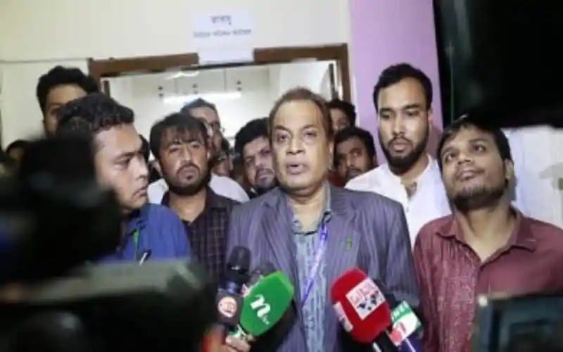 জাকসু নির্বাচনের ফলাফল ঘোষণা উপলক্ষে সাংবাদিকদের সাথে আলোচনা করছেন ছাত্রনেতা. Channel i News - চ্যানেল আই নিউজ