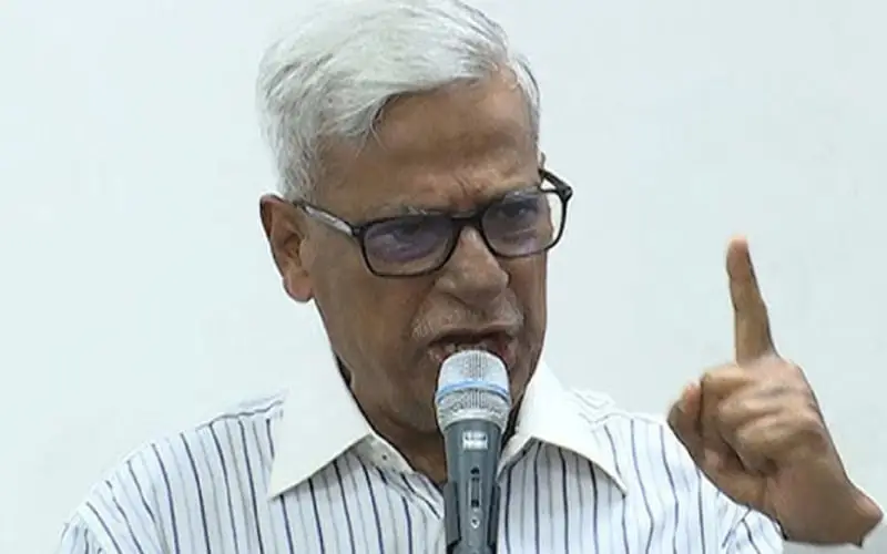 প্রধান বক্তা বক্তৃতা দিচ্ছেন, হাত উঁচু করে নির্দেশনা দিচ্ছেন. Channel i News - চ্যানেল আই নিউজ