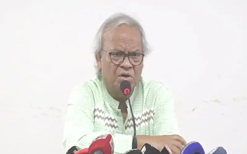 রিজভী বক্তব্য দিচ্ছেন, পেছনে সাদা দেয়াল, মাইক্রোফোনে কথা বলছেন. Channel i News - চ্যানেল আই নিউজ