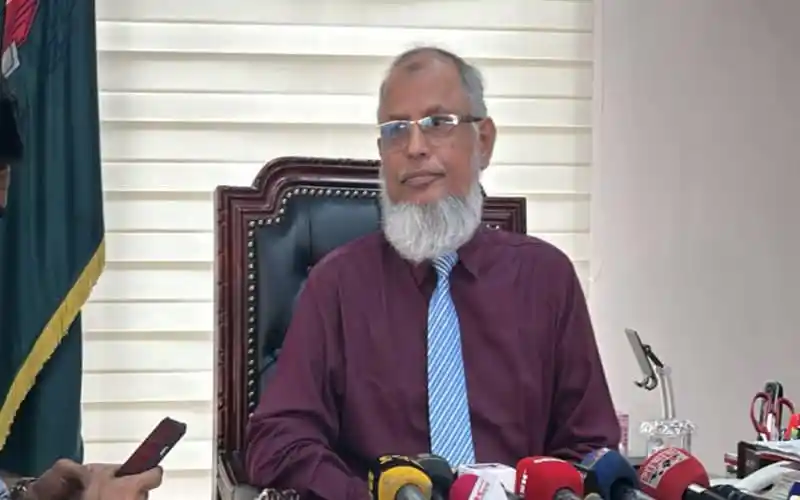 নির্বাচন কমিশনারের সাক্ষাৎকারে বসে থাকা ব্যক্তি. Channel i News - চ্যানেল আই নিউজ