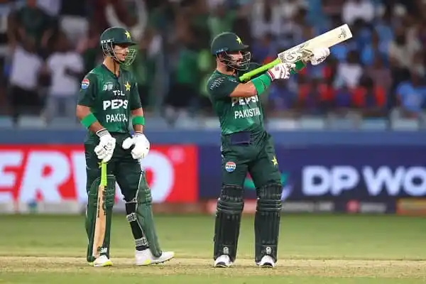 বাংলাদেশ ও পাকিস্তানের ক্রিকেটাররা মাঠে ব্যাটিং করছে. Channel i News - চ্যানেল আই নিউজ
