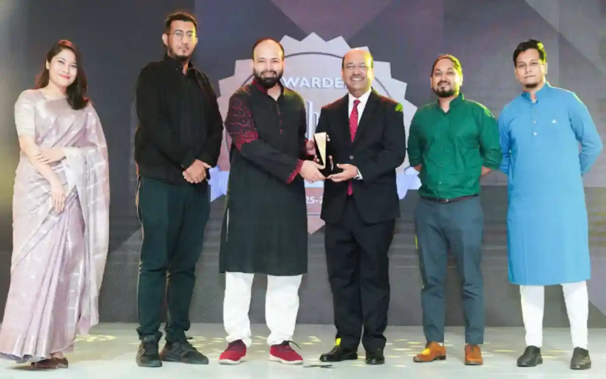 পাঠাও'র প্রতিনিধিরা সুপার অ্যাপ ক্যাটাগরিতে অ্যাওয়ার্ড গ্রহণ করছেন. Channel i News - চ্যানেল আই নিউজ