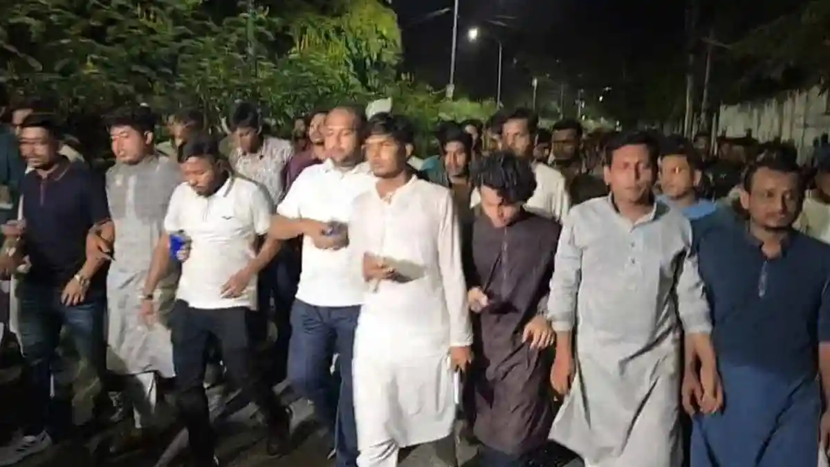 ঢাকা বিশ্ববিদ্যালয়ে ছাত্রদল-শিবিরের মধ্যে সংঘর্ষের দৃশ্য. Channel i News - চ্যানেল আই নিউজ