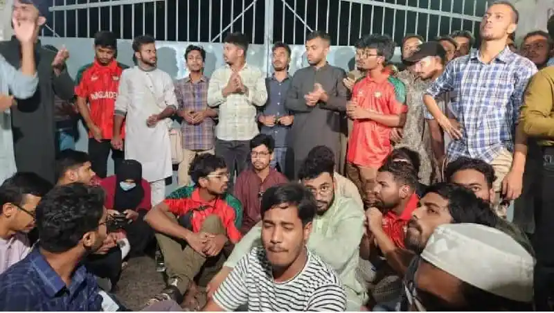 রাবিতে শিক্ষার্থীদের পোষ্য কোটা পুনর্বহালের প্রতিবাদে বিক্ষোভ. Channel i News - চ্যানেল আই নিউজ