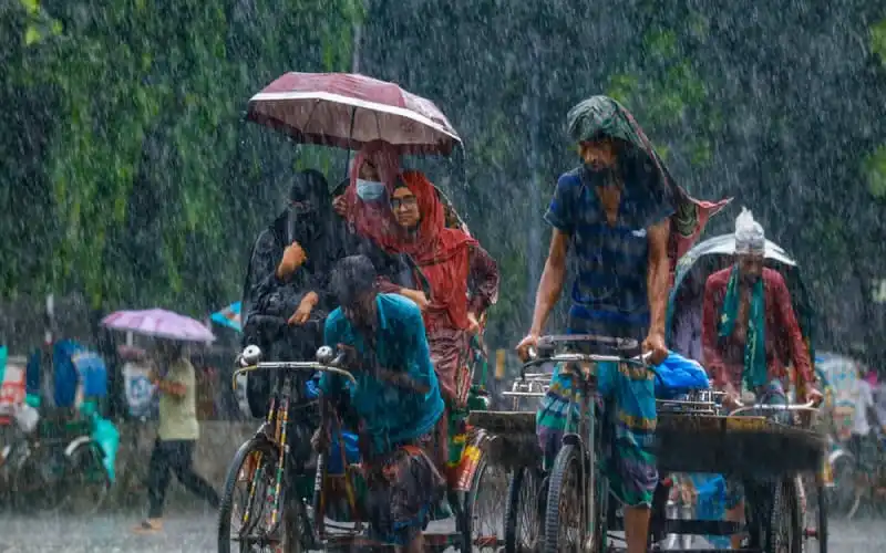 বৃষ্টিতে ভিজে মানুষ ও সাইকেল, ঢাকায় জলাবদ্ধতা সৃষ্টি. Channel i News - চ্যানেল আই নিউজ