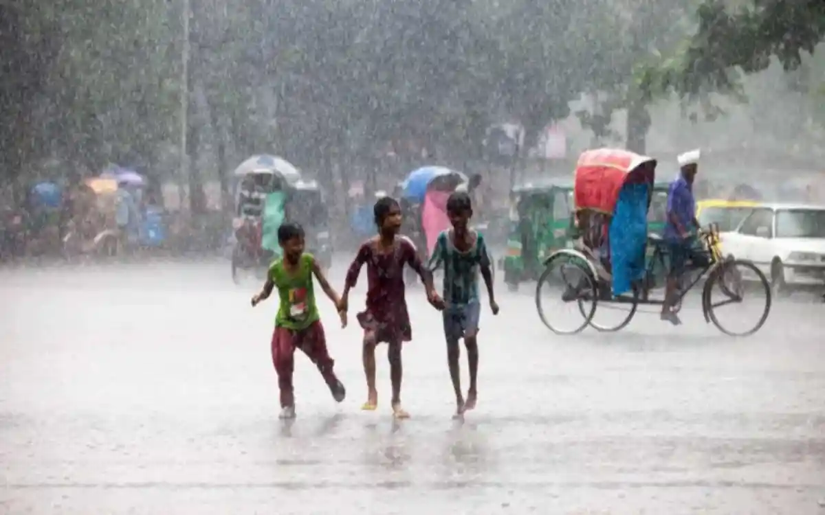 রাজধানীতে হালকা বৃষ্টিতে মানুষ ও যানবাহন চলাচল করছে. Channel i News - চ্যানেল আই নিউজ