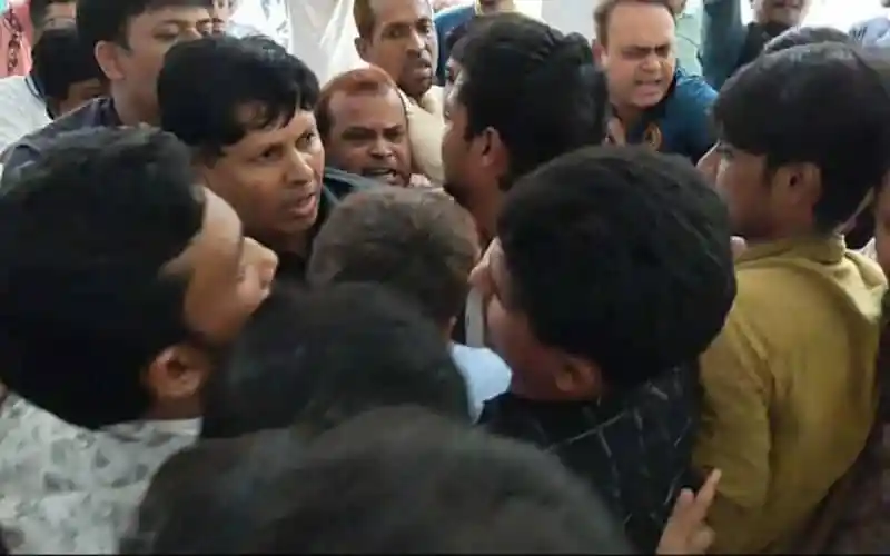 রাজশাহী বিশ্ববিদ্যালয়ে শিক্ষার্থীদের সঙ্গে শিক্ষকদের হাতাহাতি. Channel i News - চ্যানেল আই নিউজ