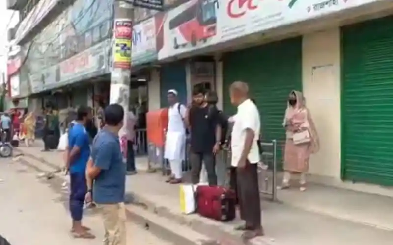 বাস চলাচল বন্ধ, যাত্রীরা অপেক্ষা করছে, ঢাকা-রাজশাহী রুটে. Channel i News - চ্যানেল আই নিউজ