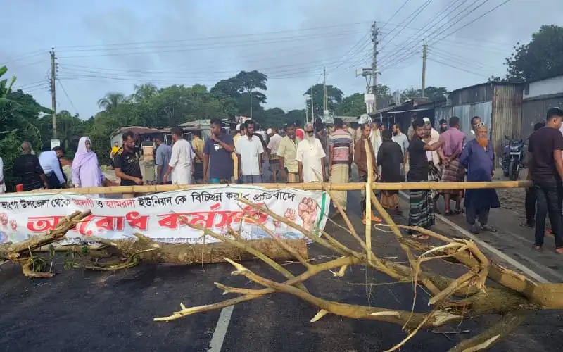 ভাঙ্গায় সড়ক অবরোধের কারণে যানবাহন বন্ধ, মানুষ অবস্থান করছে।. Channel i News - চ্যানেল আই নিউজ