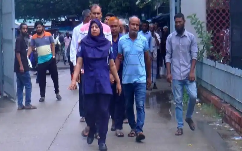 সিরাজগঞ্জে আশরাফ আলী হত্যা মামলার আসামিরা আদালত থেকে বের হচ্ছেন. Channel i News - চ্যানেল আই নিউজ