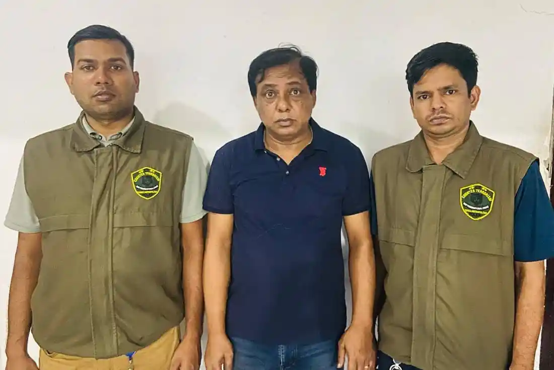 সাবেক চেয়ারম্যান স্বপন গ্রেপ্তার, পুলিশ সদস্যরা তার পাশে দাঁড়িয়ে. Channel i News - চ্যানেল আই নিউজ