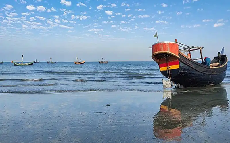 টেকনাফের সমুদ্র সৈকত ও নৌকা, শান্ত ও সুন্দর দৃশ্য. Channel i News - চ্যানেল আই নিউজ