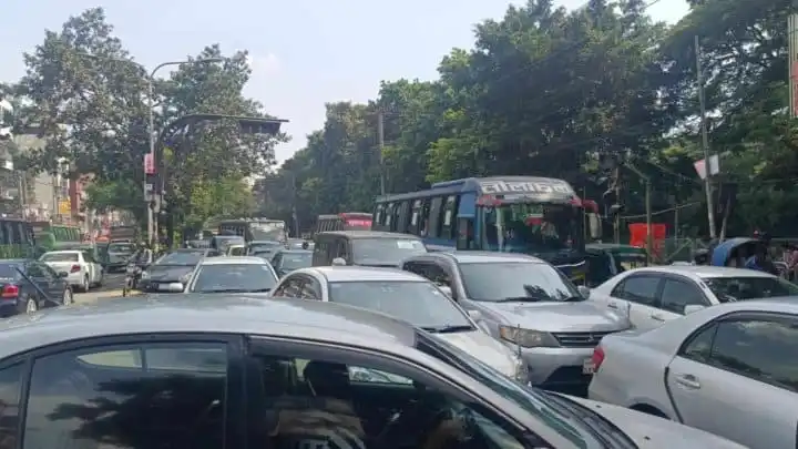 ঢাকা বিশ্ববিদ্যালয় ও আশেপাশে যানজটের কারণে যানবাহনের দীর্ঘ সারি. Channel i News - চ্যানেল আই নিউজ