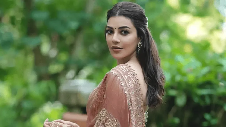 সুন্দর নারী প্রকৃতির মাঝে, বাংলার ঐতিহ্যবাহী পোশাক পরা. Channel i News - চ্যানেল আই নিউজ