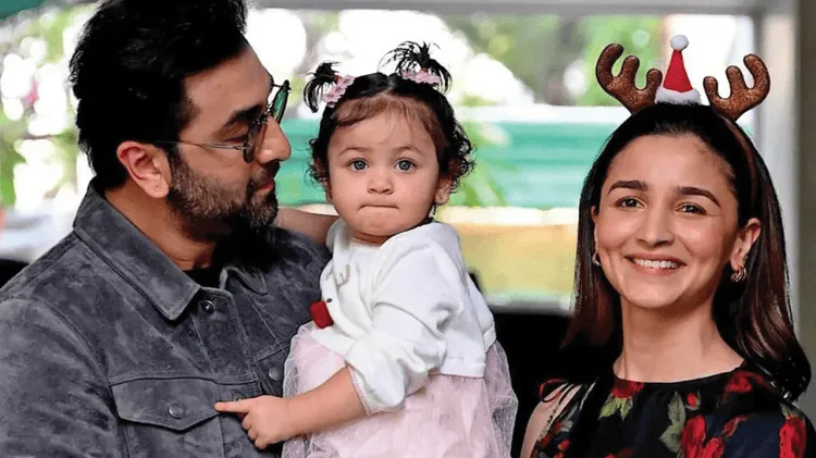 আলিয়া ও তার পরিবারের সঙ্গে ছেলেমেয়ের ছবি, ছেলেটি সান্তা হ্যাট পরা. Channel i News - চ্যানেল আই নিউজ