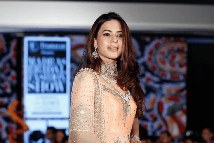 অভিনেত্রী সুন্দর পোশাক ও গহনা পরিহিত, ক্যামেরার দিকে তাকিয়ে হাসছেন. Channel i News - চ্যানেল আই নিউজ