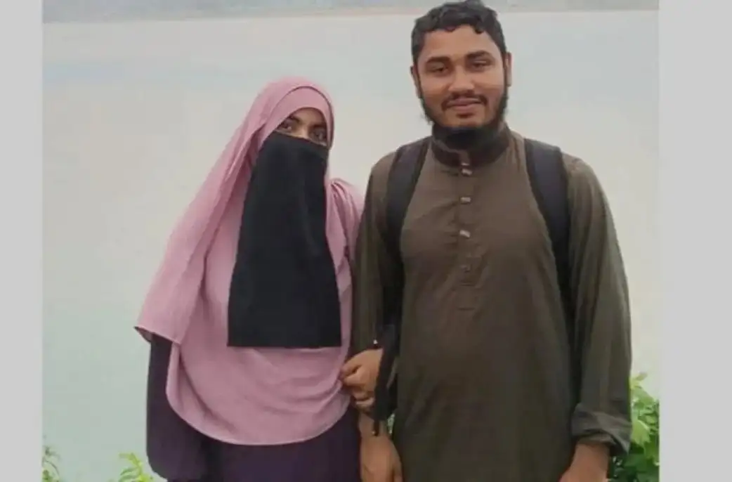 দম্পতি একসঙ্গে দাঁড়িয়ে, হাসিমুখে ছবি তুলেছেন. Channel i News - চ্যানেল আই নিউজ