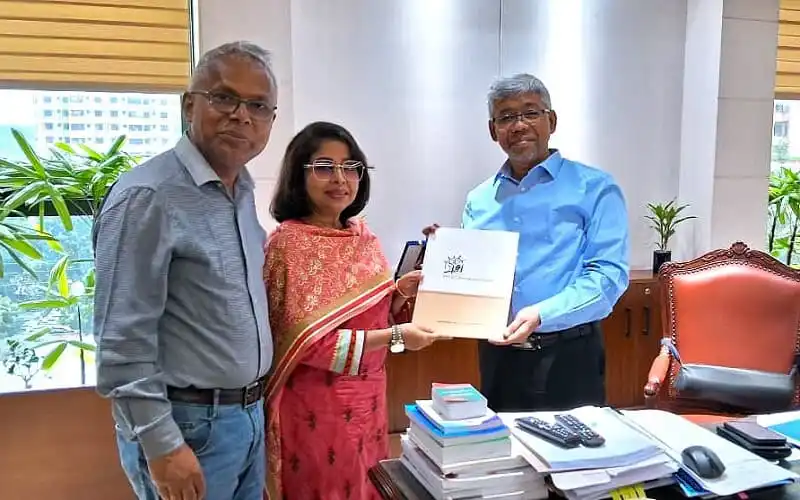 তিনজন ব্যক্তি একটি কক্ষে আলোচনা করছেন, একটি ব্যক্তির হাতে একটি ডকুমেন্ট. Channel i News - চ্যানেল আই নিউজ