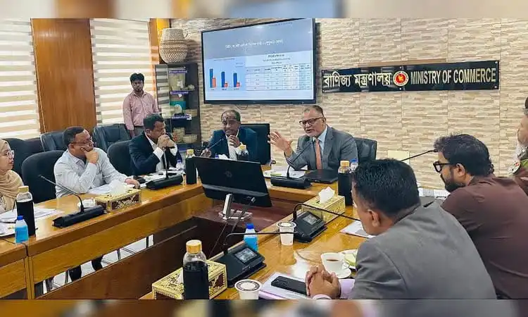 টিসিবির সভা যেখানে কর্মকর্তারা নতুন পণ্য বিক্রির পরিকল্পনা আলোচনা করছেন. Channel i News - চ্যানেল আই নিউজ