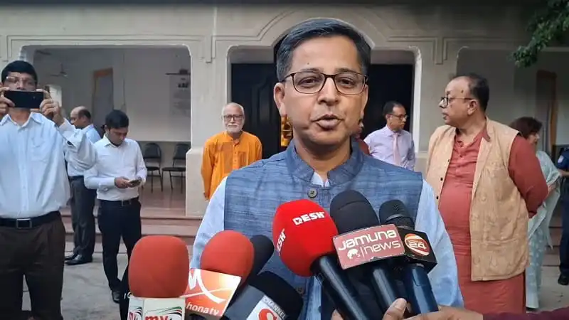 প্রণয় কুমার ভার্মা সাংবাদিকদের প্রশ্নের উত্তর দিচ্ছেন. Channel i News - চ্যানেল আই নিউজ