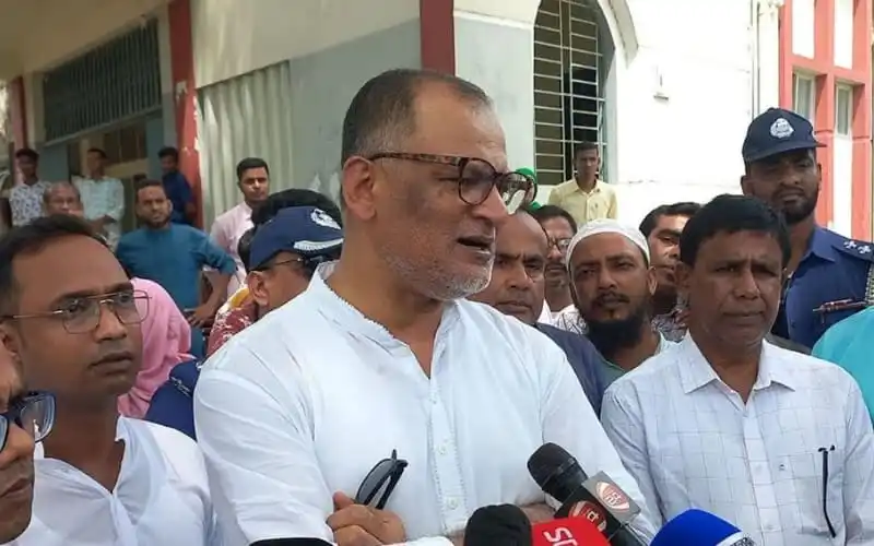 কৃষকদের সঙ্গে আলোচনা করছেন বাণিজ্য উপদেষ্টা. Channel i News - চ্যানেল আই নিউজ