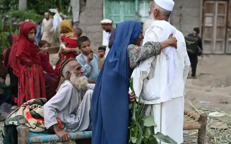 আফগানিস্তানে ভূমিকম্পে ক্ষতিগ্রস্ত মানুষের সাথে দেখা করছে পরিবার. Channel i News - চ্যানেল আই নিউজ