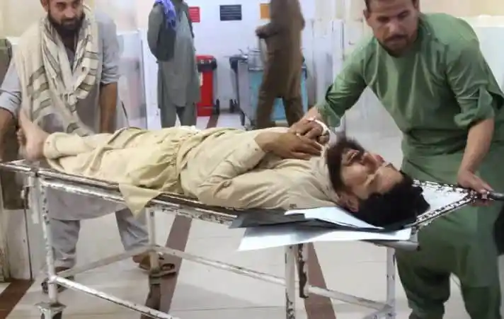 আহত ব্যক্তিকে হাসপাতালে চিকিৎসা দেওয়া হচ্ছে।. Channel i News - চ্যানেল আই নিউজ