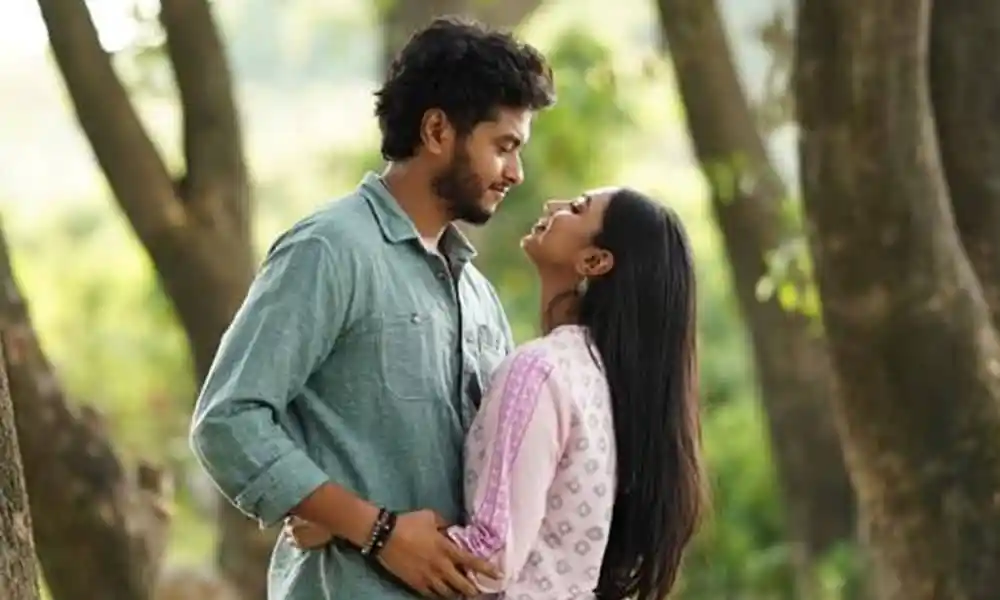 প্রেমের মুহূর্তে দুইজন যুবক-যুবতীর রোমান্টিক দৃশ্য. Channel i News - চ্যানেল আই নিউজ
