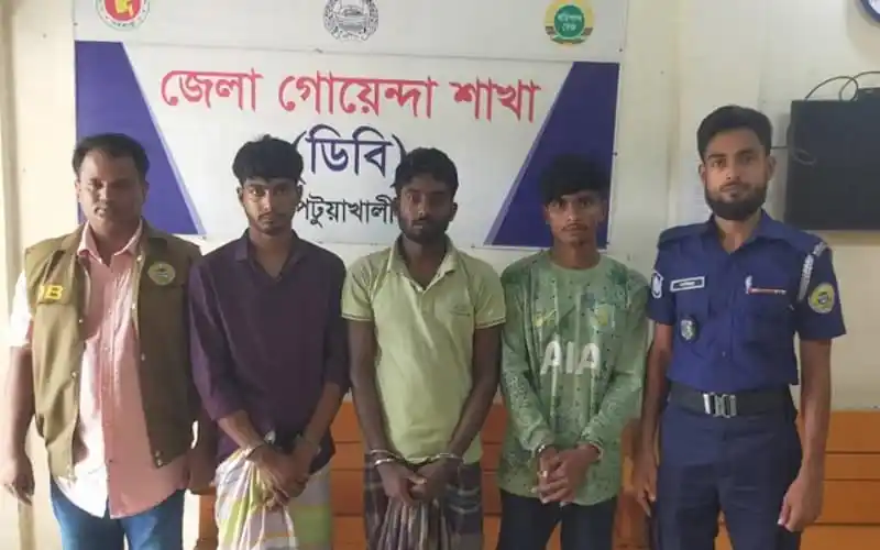 গ্রেফতার ৩ সহ অভিযুক্তদের ছবি, জেলা গোয়েন্দা শাখা. Channel i News - চ্যানেল আই নিউজ