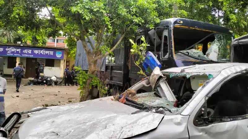 ভাঙ্গা থানায় সংঘর্ষের সময় গাড়ি ও ভবন ক্ষতিগ্রস্ত. Channel i News - চ্যানেল আই নিউজ