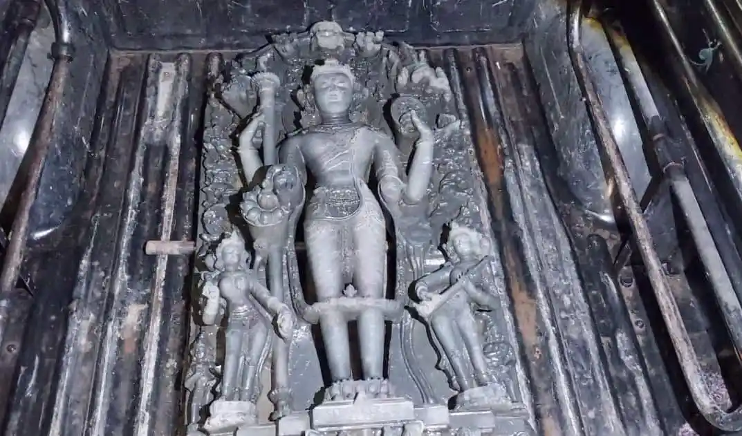 কষ্টি পাথরের মূর্তি উদ্ধার, পাচারকালে ধরা পড়েছে. Channel i News - চ্যানেল আই নিউজ