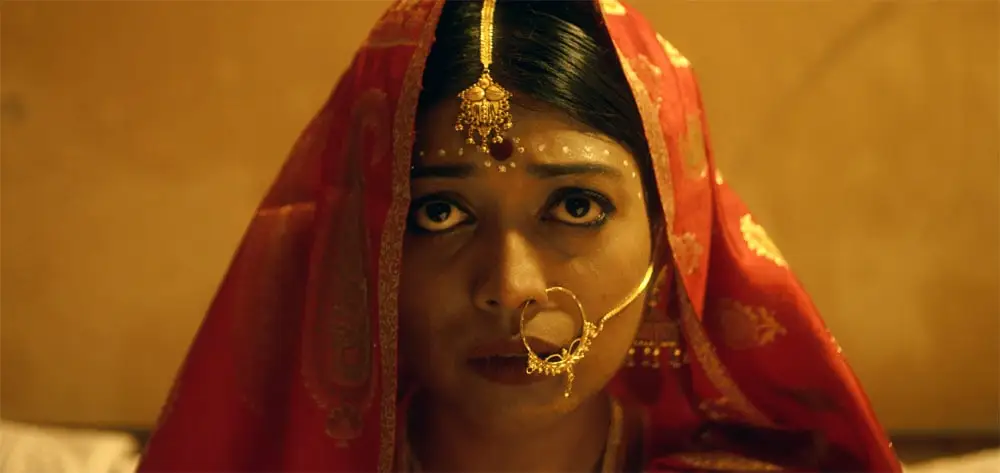 প্রধান চরিত্রের মুখের কাছাকাছি, ঐতিহ্যবাহী পোশাক পরা নারী. Channel i News - চ্যানেল আই নিউজ