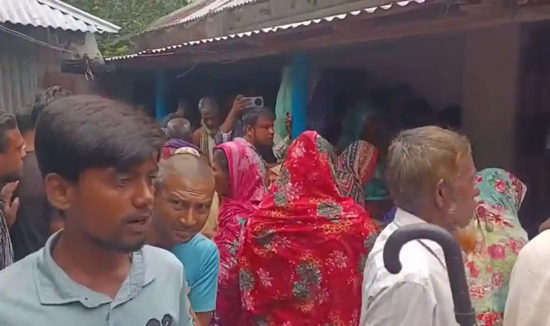 বগুড়ায় লুটপাটের পর মা-ছেলেকে কুপিয়ে হত্যা, স্থানীয়রা ভিড়. Channel i News - চ্যানেল আই নিউজ