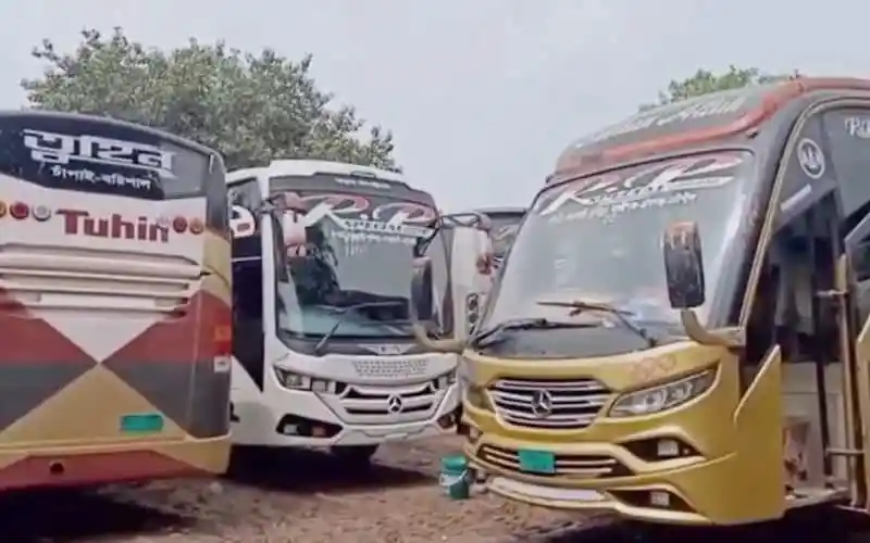 চাঁপাইনবাবগঞ্জে বাসের সঙ্গে সংঘর্ষে বেশ কয়েকটি বাস ক্ষতিগ্রস্ত. Channel i News - চ্যানেল আই নিউজ