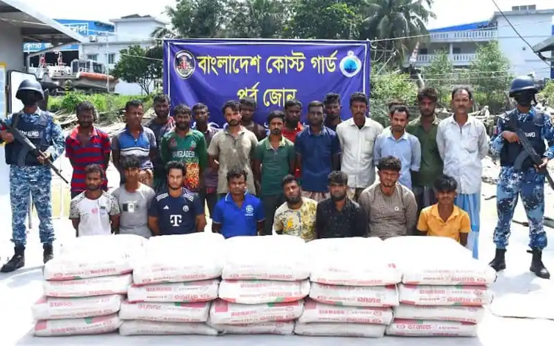 সিমেন্টসহ ২৪ পাচারকারী আটক, বাংলাদেশ কাস্ট গার্ডের অভিযান. Channel i News - চ্যানেল আই নিউজ