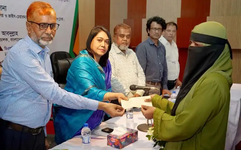 সাংবাদিকদের মাঝে অনুদান বিতরণ অনুষ্ঠানে অংশগ্রহণকারী নারী ও পুরুষরা. Channel i News - চ্যানেল আই নিউজ