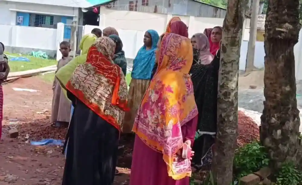কুমিল্লা নগরীতে নিহতের পরিবারের সদস্যরা শোক প্রকাশ করছেন. Channel i News - চ্যানেল আই নিউজ