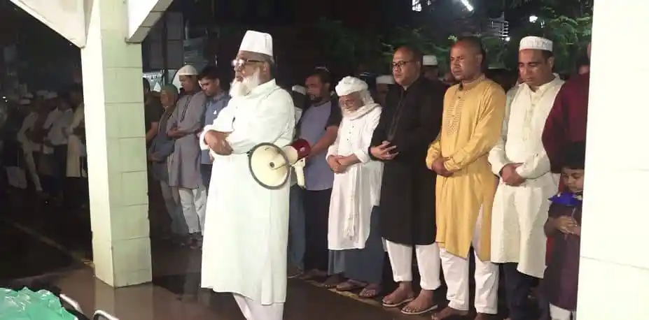 মুসল্লিরা ফরিদা পারভীনের জন্য দোয়া ও শ্রদ্ধা নিবেদন করছেন. Channel i News - চ্যানেল আই নিউজ