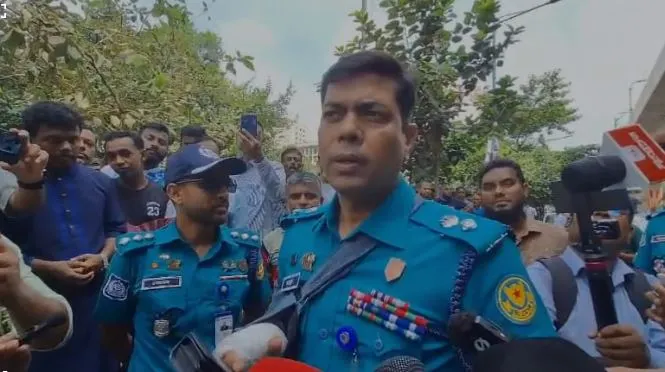 পুলিশের হাতে আটক দুই ভুয়া কার্ডধারী, ডিসি মাসুদ সংবাদ সম্মেলনে. Channel i News - চ্যানেল আই নিউজ