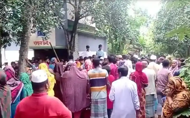 সাতক্ষীরায় শিশুর মৃত্যুর ঘটনায় মানুষের ভিড়. Channel i News - চ্যানেল আই নিউজ