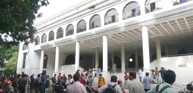 ঢাকা বিশ্ববিদ্যালয় কেন্দ্রীয় ছাত্র সংসদ ভবন, ছাত্ররা ভিড় করে উপস্থিত।. Channel i News - চ্যানেল আই নিউজ