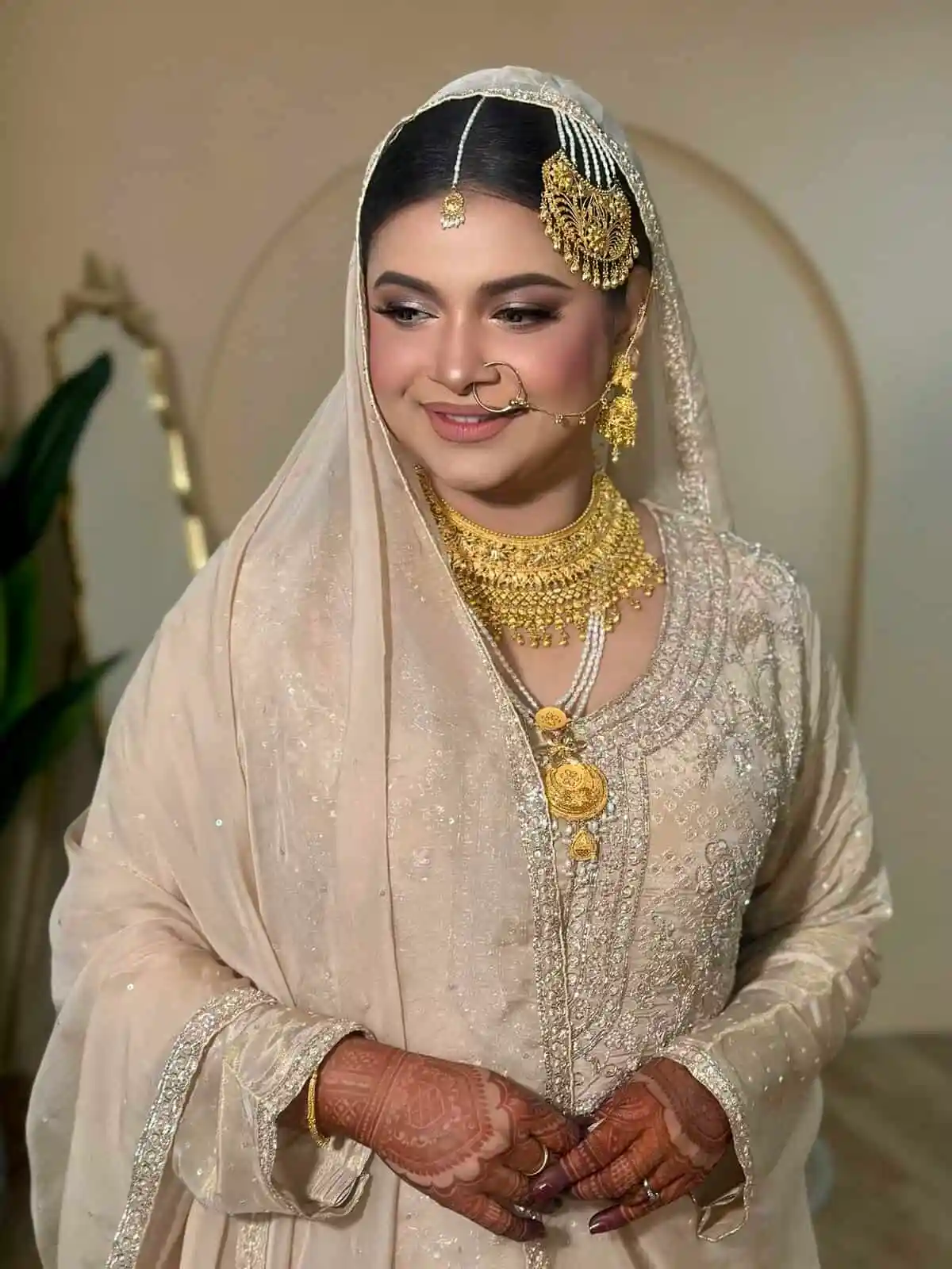 শবনম ফারিয়া বিয়ের পোশাক ও গহনা পরিহিত, হাসিমুখে ছবি. Channel i News - চ্যানেল আই নিউজ