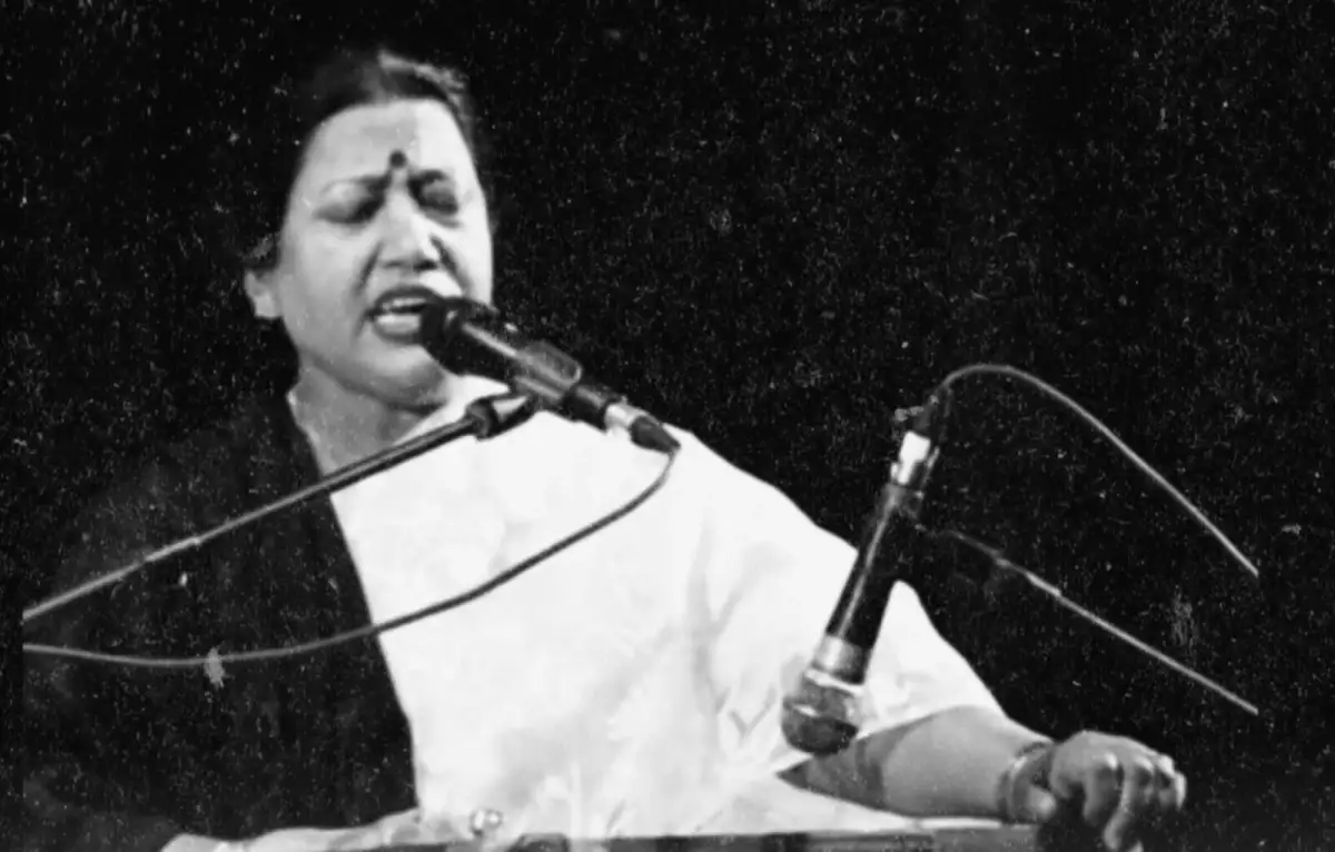 ফরিদা পারভীন শহীদ মিনারে গান গাচ্ছেন, স্মৃতিচারণা ও শ্রদ্ধা নিবেদন. Channel i News - চ্যানেল আই নিউজ