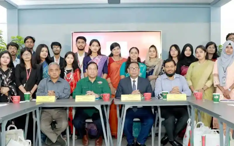 বাংলাদেশের তরুণ নেতারা একসঙ্গে আলোচনা সভায় অংশগ্রহণ করছে. Channel i News - চ্যানেল আই নিউজ