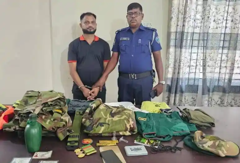 ভুয়া সেনা কর্মকর্তা ধরা পড়া ব্যক্তির সঙ্গে পুলিশ কর্মকর্তা. Channel i News - চ্যানেল আই নিউজ
