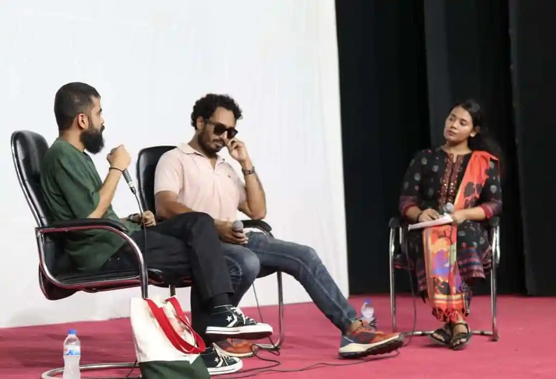 ঢাবিতে ছোট ছবির বড় আসর নিয়ে আলোচনা করছে তিনজন তরুণ. Channel i News - চ্যানেল আই নিউজ