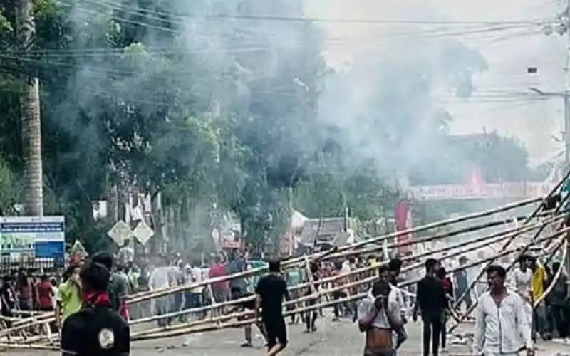 গোপালগঞ্জে সহিংসতা ও ধ্বংসপ্রাপ্ত এলাকা, জনতাসহ পুলিশ ও স্থানীয়রা. Channel i News - চ্যানেল আই নিউজ