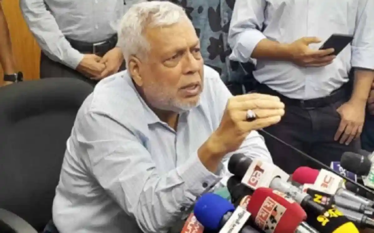 বাংলাদেশের একজন প্রবীণ নেতা সাংবাদিকদের প্রশ্নের উত্তর দিচ্ছেন. Channel i News - চ্যানেল আই নিউজ