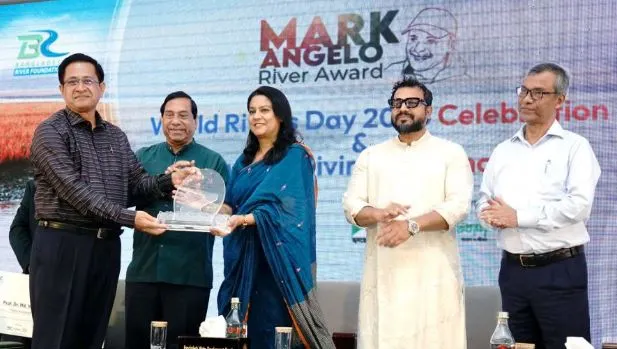 অ্যাওয়ার্ড গ্রহণের সময় অতিথিরা উপস্থিত, অনুষ্ঠানে উপস্থিত ছিলেন বিশিষ্ট ব্যক্তিরা. Channel i News - চ্যানেল আই নিউজ